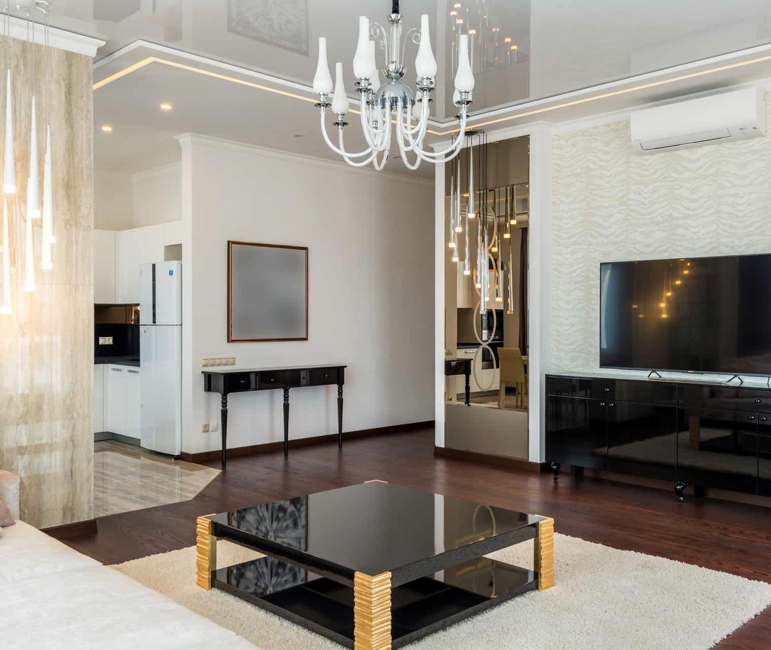 Luksuriøs stue med guld og sorte farver. En moderne fortolkning af art deco indretningsstilen.