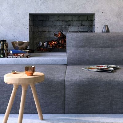 Stue fint indrettet med grå møbler, træbord og en flot pejs.