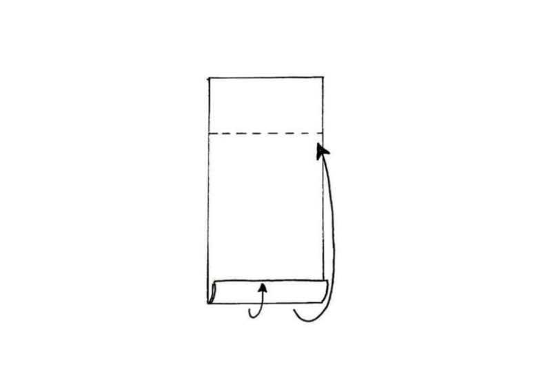 Fold den nederste kant 2-3 cm op og fold herefter det nederste stykke af servietten 2/3 op.