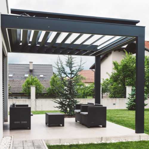 Billede af en overdækket terrasse med sorte flotte minimalistiske møbler 