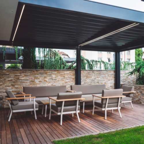 Billede af overdækket terrasse med minimalistiske møbler